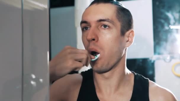 az ember a fogmosás a fürdőszobában - Felvétel, videó