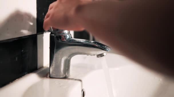 男はバスルームで手を洗い - 映像、動画
