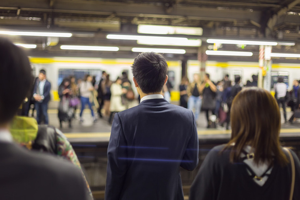 Pasażerów podróżujących metrem Tokio. - Zdjęcie, obraz