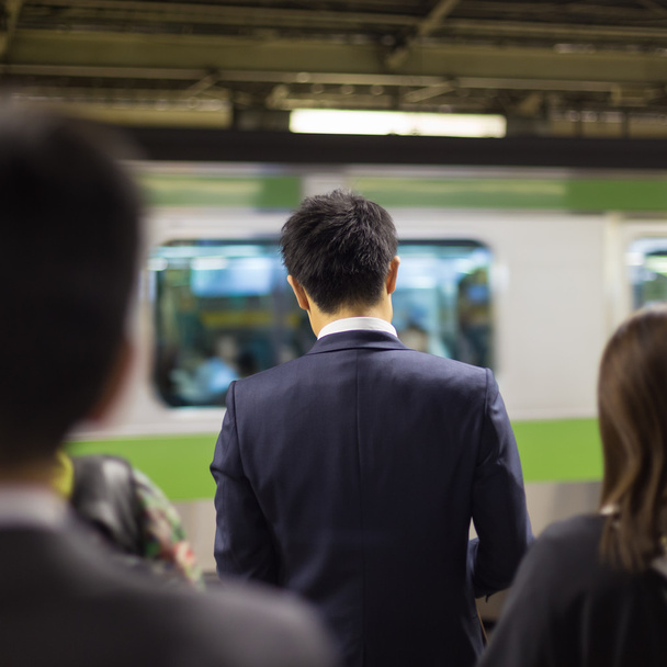 Οι επιβάτες που ταξιδεύουν με το μετρό του Τόκιο. - Φωτογραφία, εικόνα