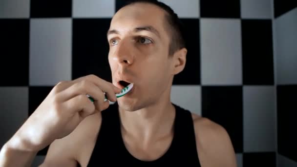 man zijn tandenpoetsen in de badkamer - Video