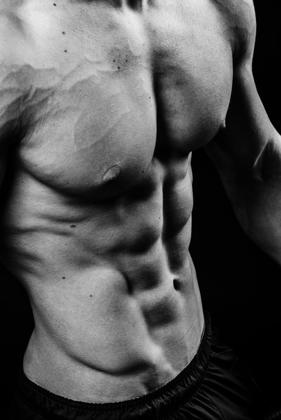 Primo piano di cool perfetto sexy forte sensuale torso nudo con pettorali abs 6 muscoli pack petto in bianco e nero studio, immagine verticale
 - Foto, immagini
