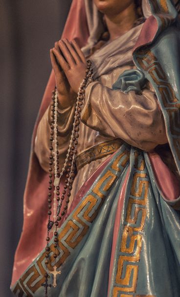 manos santas orando de la Santísima Virgen María
 - Foto, Imagen