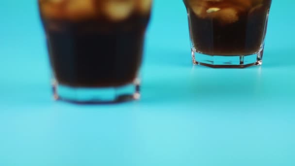 Glas cola op een blauwe achtergrond - Video