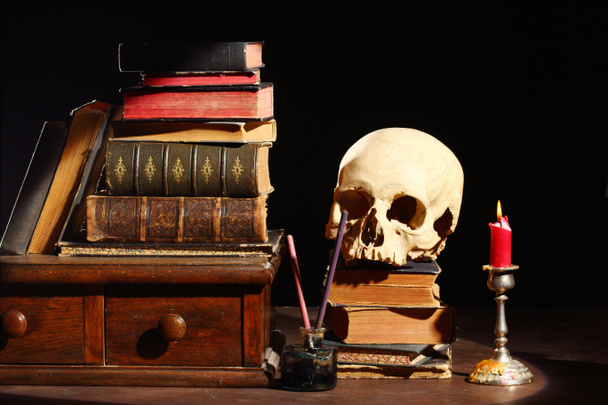 livres et crâne
  - Photo, image
