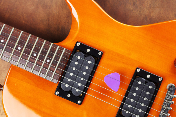 紫のギター ピック - 写真・画像