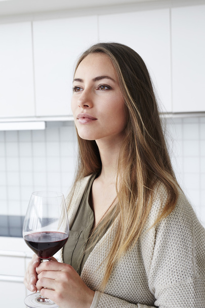 Mujer joven con vino
 - Foto, Imagen