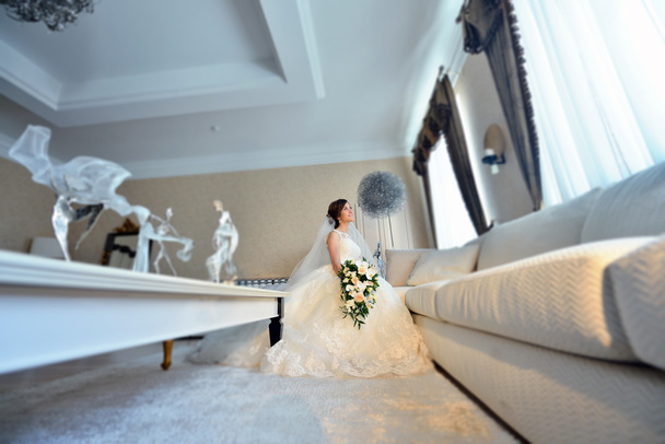 Beautiful bride with bouquet - Foto, afbeelding