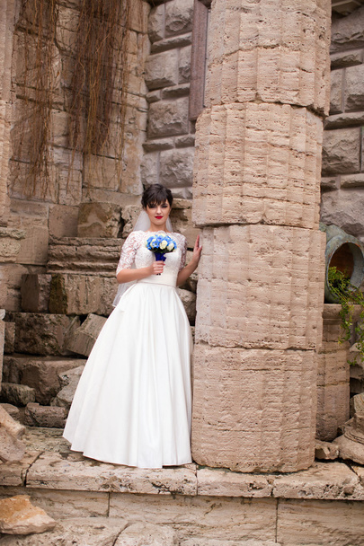 Brunette bride in white dress - Foto, afbeelding