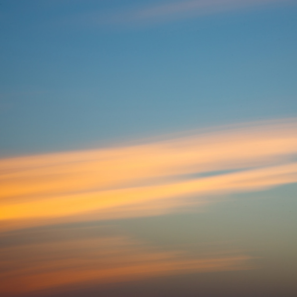 no céu azul vermelho nuvem e nascer do sol cor de laranja
 - Foto, Imagem