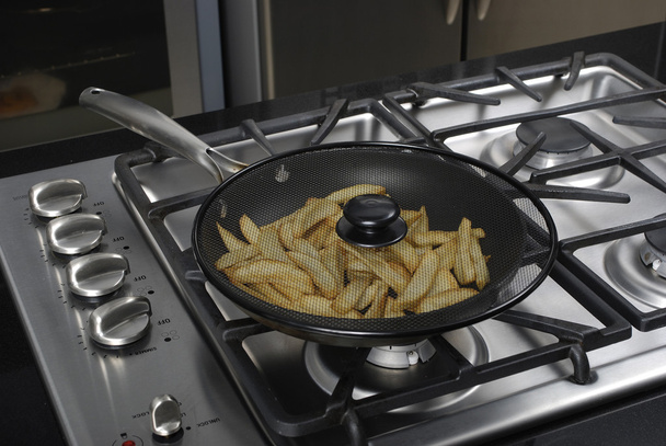 жарящая картошку на сковороде
 - Фото, изображение