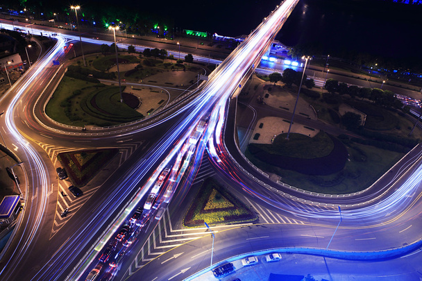 движение на перекрестке ночных дорог - Фото, изображение