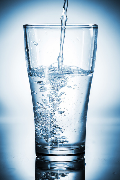 Water pouring in a glass - Φωτογραφία, εικόνα