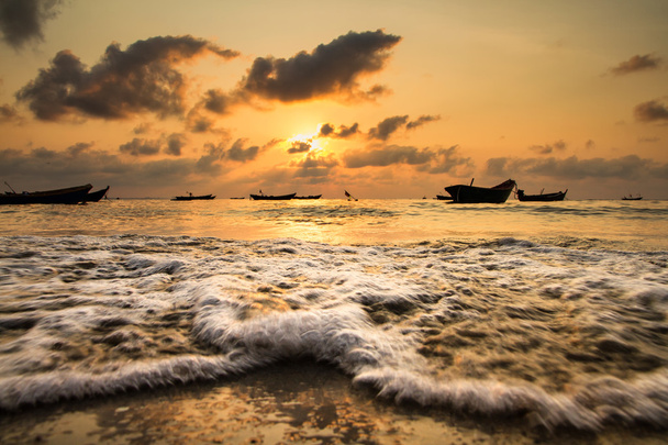 Fischerboote, kleine Boote, die bei Sonnenaufgang im Meer treiben, - Foto, Bild