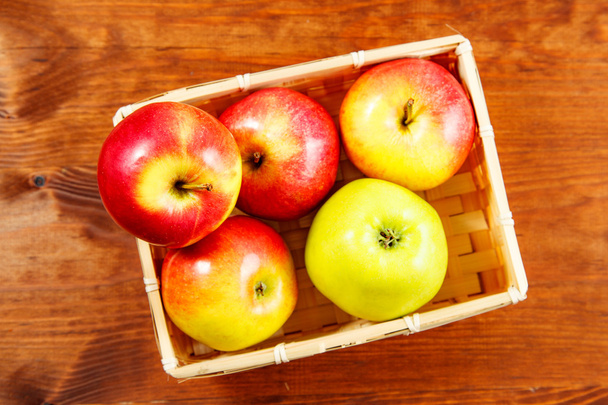 Rijpe rode appels op tafel close-up. Bovenaanzicht - Foto, afbeelding