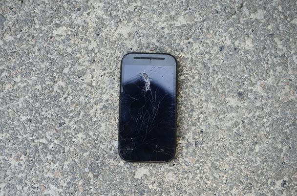 gebroken scherm op een mobiele telefoon - Foto, afbeelding