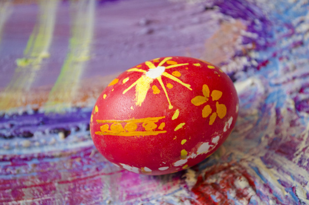 Single easter egg with beautiful  color abstract pattern, isolated on colored textured background - Foto, Imagem