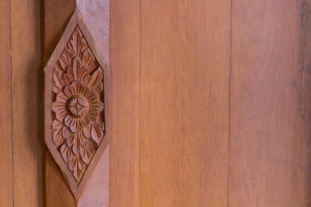 Madera tallada estilo tailandés aislar fondo blanco
 - Foto, Imagen