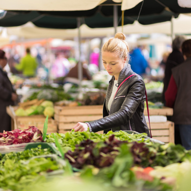Mulher comprando vegetais no mercado local de alimentos
. - Foto, Imagem