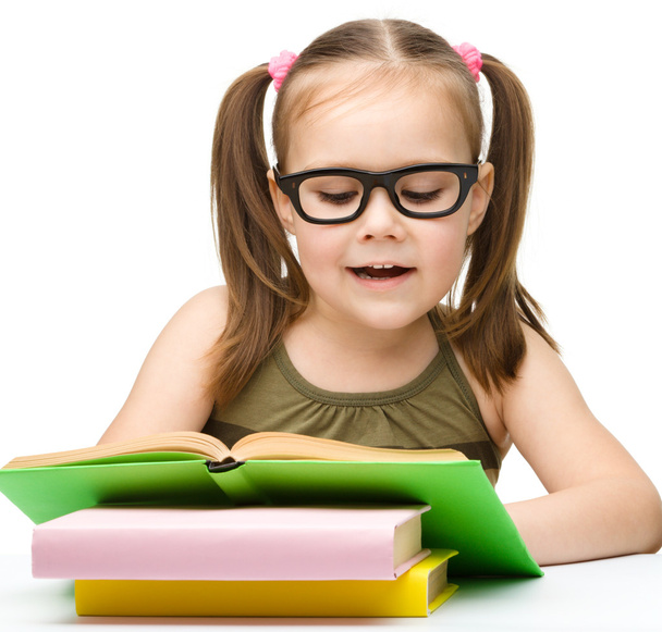 Linda niña leyendo libro - Foto, Imagen