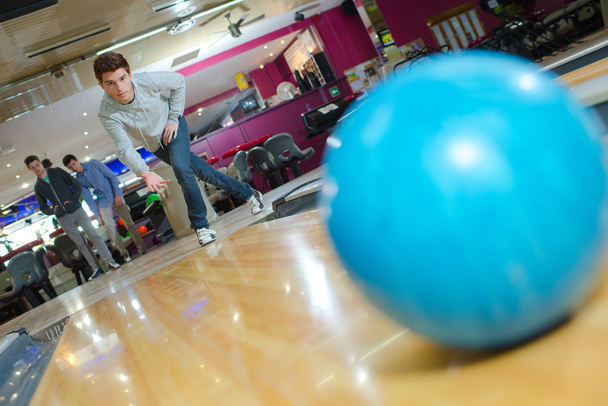 man playing bowling - Фото, зображення