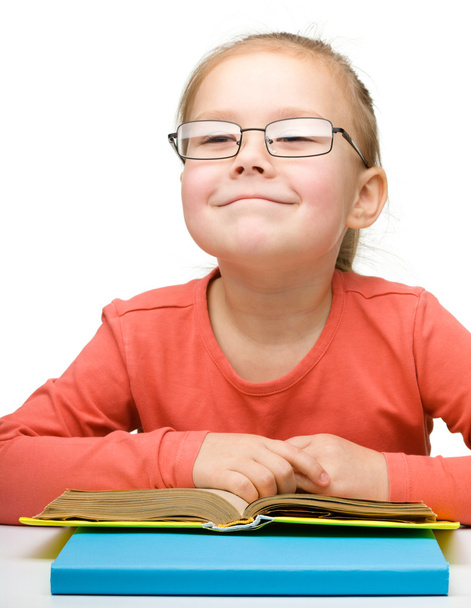 Roztomilá holčička čtení knihy - Fotografie, Obrázek