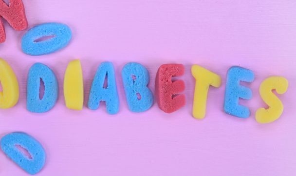 ピンクのテーブル上の糖尿病の単語 - 写真・画像