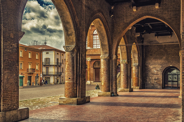 veranda met bogen en kolommen in de belangrijkste plein provincie Rimini in Italië - Foto, afbeelding