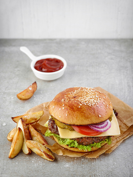 Чізбургер і картопляні клини
 - Фото, зображення