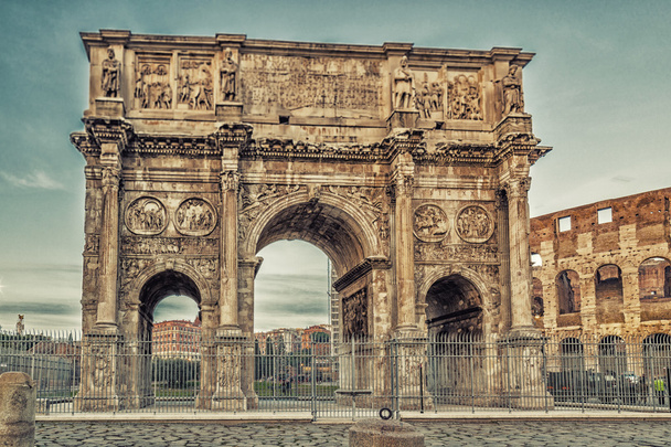 les murs imposants d'un arc de triomphe et d'un amphithéâtre romains
 - Photo, image