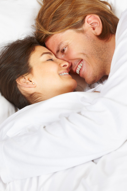 Paar zeigt Romantik im Bett - Foto, Bild