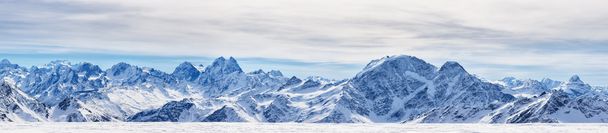 Vista panoramica sulle montagne del Caucaso settentrionale
  - Foto, immagini