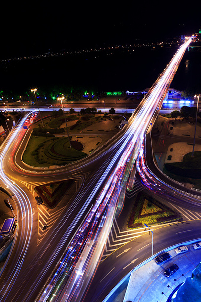Gece yolu kavşağındaki trafik - Fotoğraf, Görsel