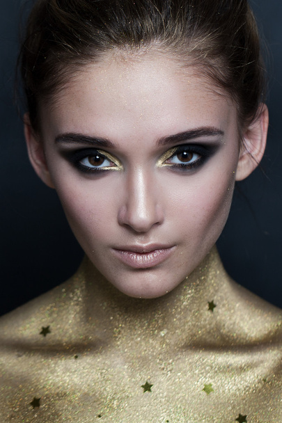 Fashion Model. Makeup and Golden Skin - Foto, Imagen