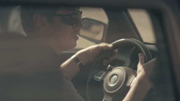 Oděsa, Ukrajina - 15 července 2015: Muž nervózně čekat, pak řídit auto sport - Záběry, video