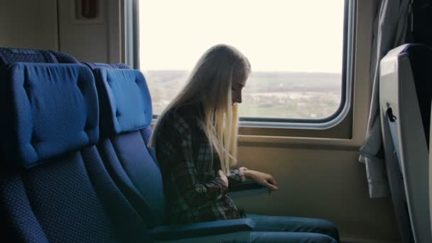 Tren hareket kadın mide ağrı hisseder - Video, Çekim