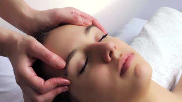 жінка має лікувальний масаж обличчя
 - Кадри, відео