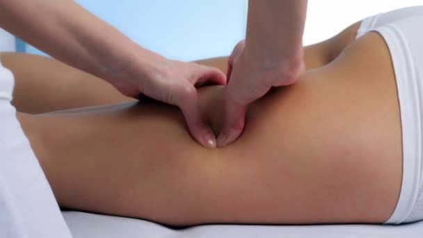 mãos massageando isquiotibiais femininos na perna
 - Filmagem, Vídeo