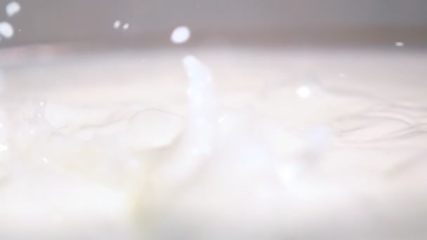 Помешивание молока в миску
 - Кадры, видео