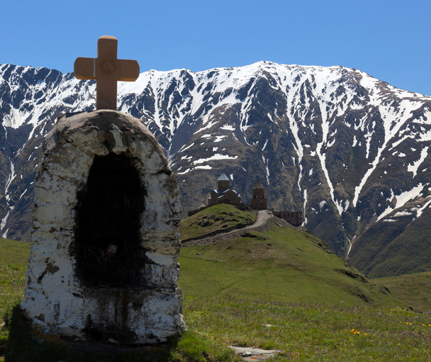 Chokhuldi Trójcy Kościół i Kaukazu góry. Stepantsminda. Gruzja. - Zdjęcie, obraz