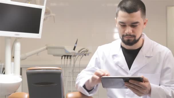 Zahnarzt nutzt Tablet in seinem Schrank - Filmmaterial, Video