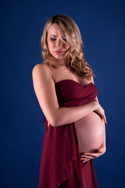 Mujer embarazada está esperando un bebé
 - Foto, imagen