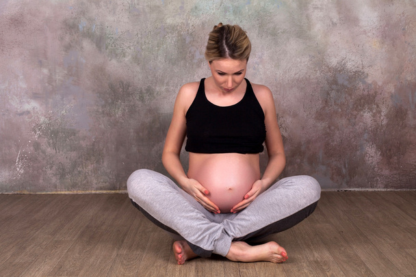 terhes nő sportruházat - Fotó, kép