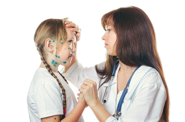 El médico se aferra a su frente chicas enfermas mano varicela
 - Foto, Imagen