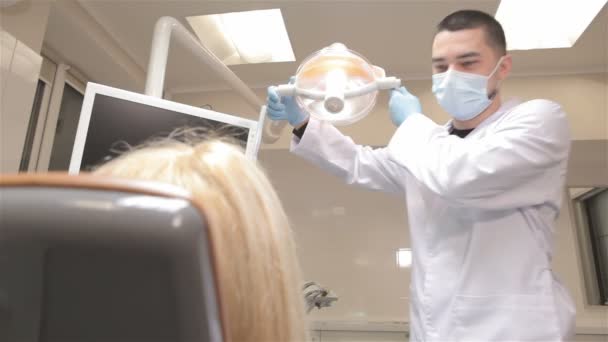 Zubař řídí zdravotní lampy - Záběry, video