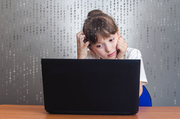 Hackermädchen denkt im Laptop - Foto, Bild
