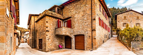 Callejuelas en pueblo de montaña medieval en Toscana caracterizado por casas con paredes de piedras derivadas del Renacimiento
 - Foto, imagen