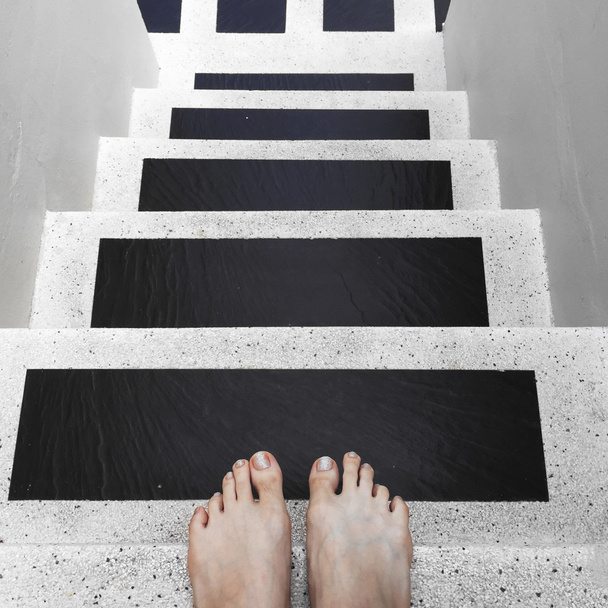 Kadın ayaklar içinde ayaklar stand üzerinde açık taş merdiven ilk kişi görünümü  - Fotoğraf, Görsel