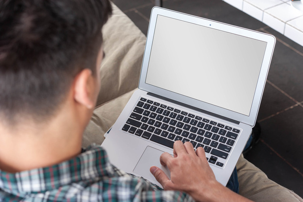 Biznesmen korzysta z laptopa na kanapie w kawiarni - Zdjęcie, obraz