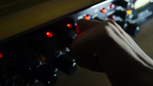 Mão no mixer de áudio profissional de perto
 - Filmagem, Vídeo